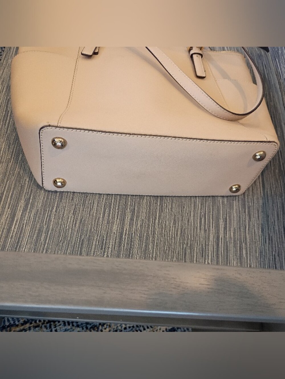 Michael Kors Beige Saffiano Leather Tote with Gold Logo charm. READ NOTE BELOW - Picture 6 of 10